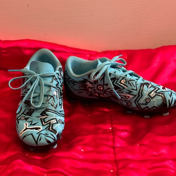Puma kids soccer cleats. - Picture 2 of 3
